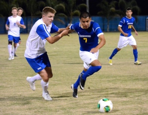 Abi Khan/The Runner Redshirt junior midfielder David Velasquez rushes past Spartan defenders during the ’Runners’ 1-0 victory over San Jose State on Oct. 18.