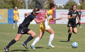 Rebecca Grant/The Runner Senior midfielder Erica Shelton breaks away from defenders during the first half of the ’Runners’ 1-0 win on Sunday, Oct. 6 against the University of Idaho.
